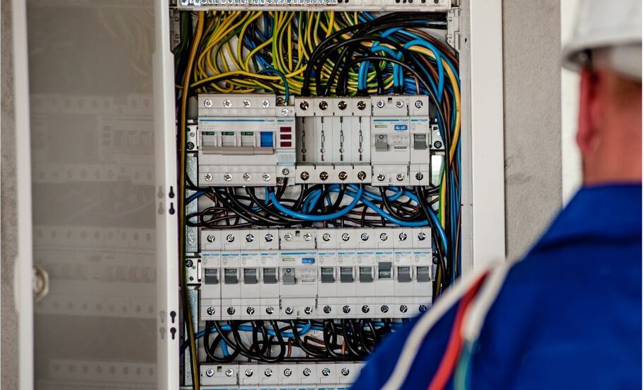 Tableau électrique ouvert lors d'une intervention en électricité