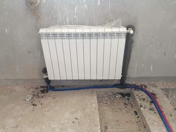 Raccordement en tubes multicouches d'un radiateur sur un chantier à Nice
