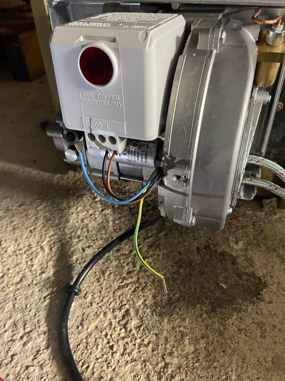 Bloc gaz et raccordement électrique d'un brûleur de chaudière