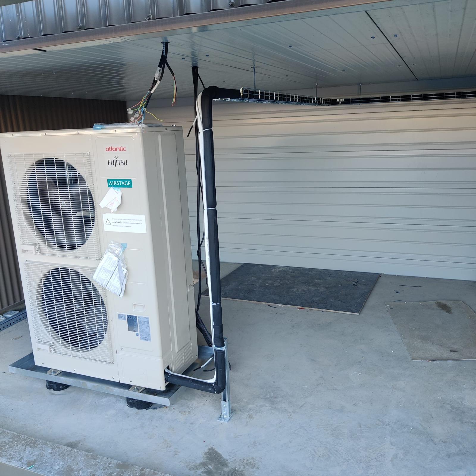 Groupe extérieur de climatisation installé et raccordé