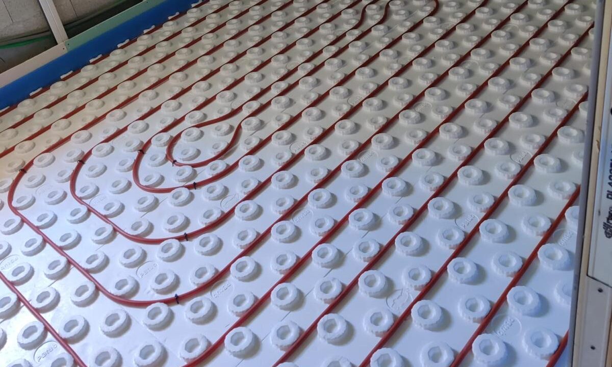 Réseau de plancher chauffant posé avant chape sur un chantier