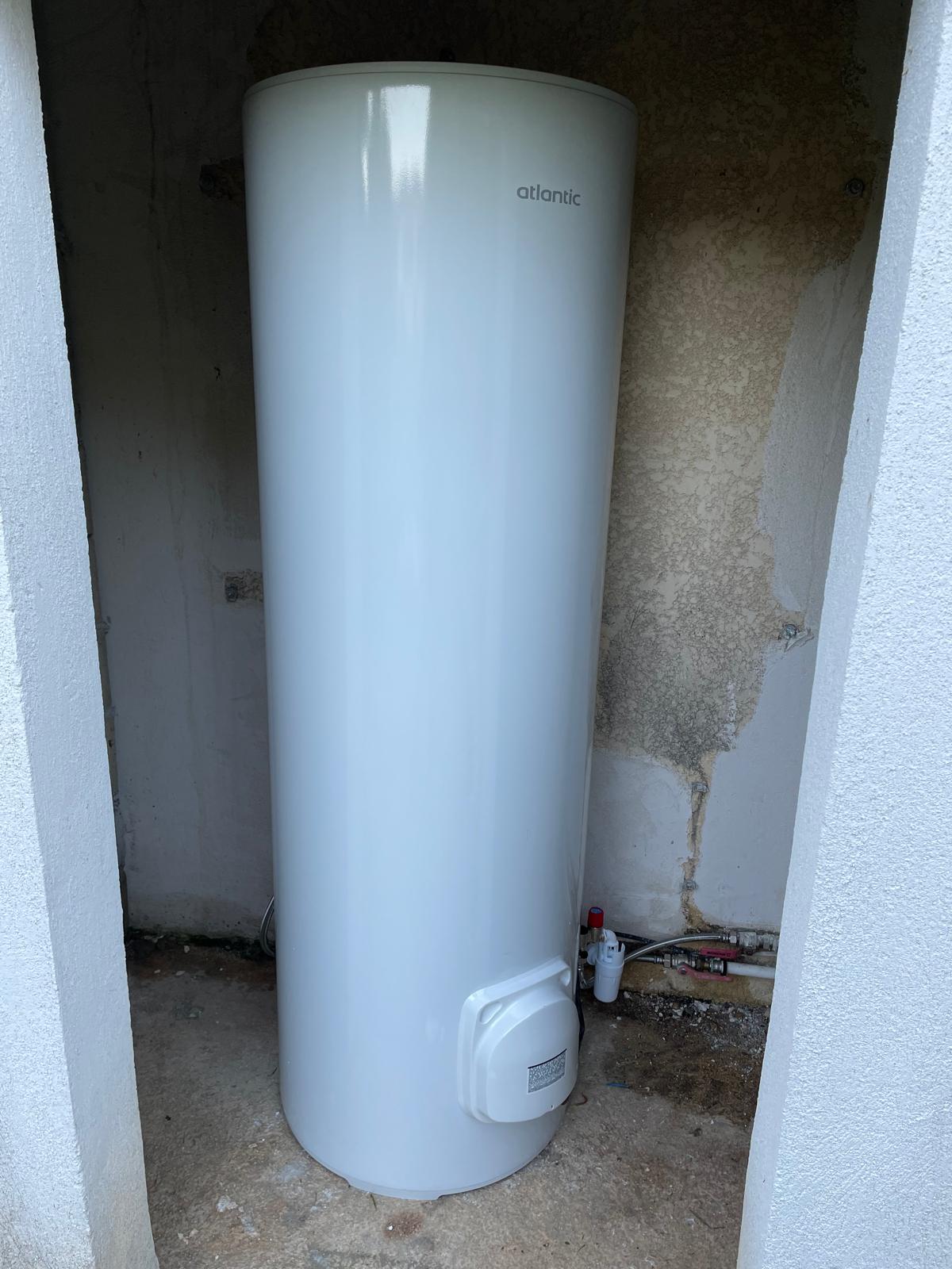 Chauffe-eau électrique Atlantic installé et raccordé dans un local technique